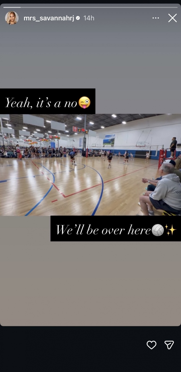 欧冠淘汰赛赛程-詹姆斯妻子萨瓦娜晒观战排球动态回应：没错 咱们女儿不能打篮球