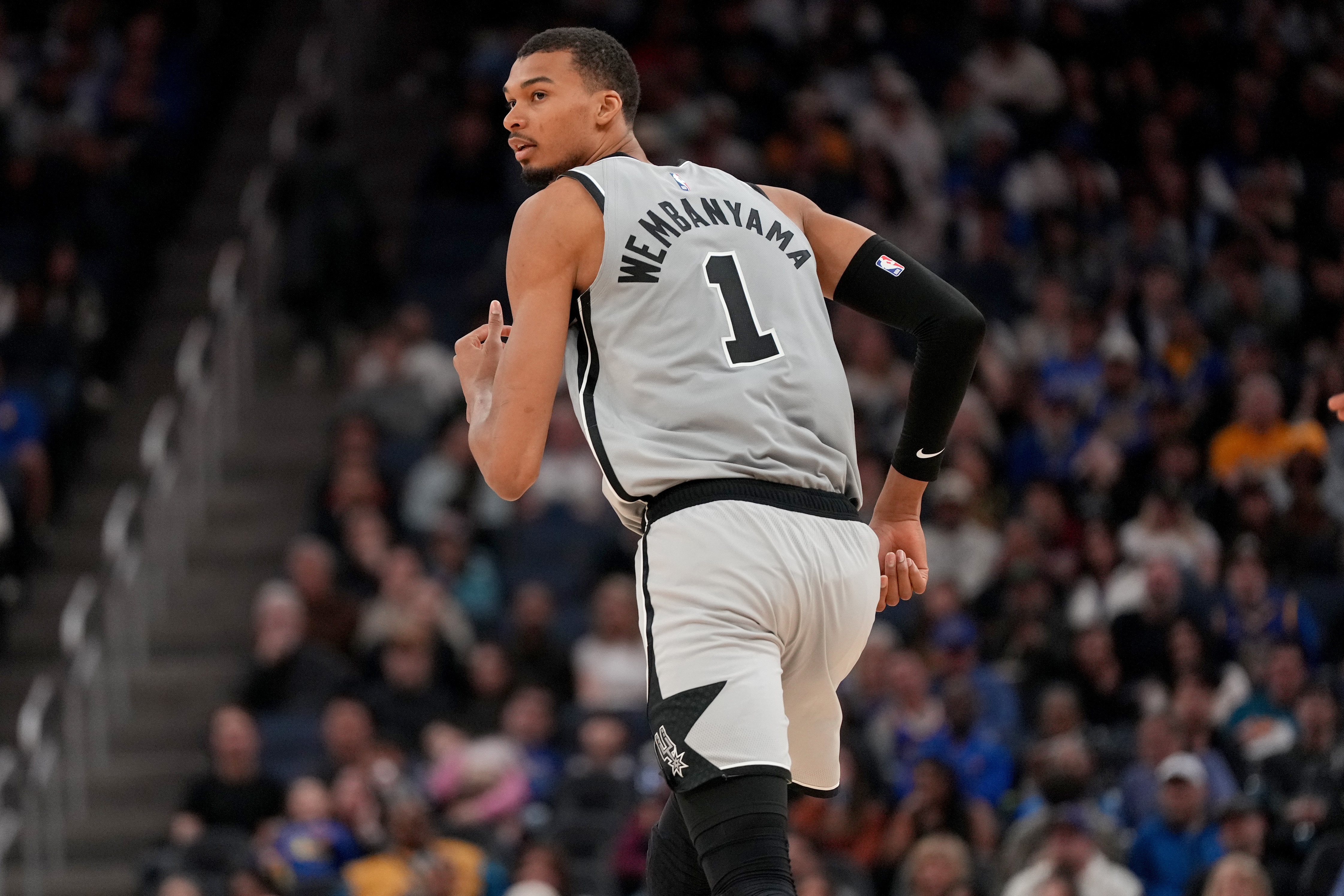 欧冠决赛安排-米奇：没有文班伤情的最新消息 他能打完上半场是积极信号