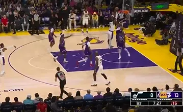 欧冠淘汰赛赛程-艾顿泰山压顶双手暴扣，首节出战5分钟得到6分2篮板